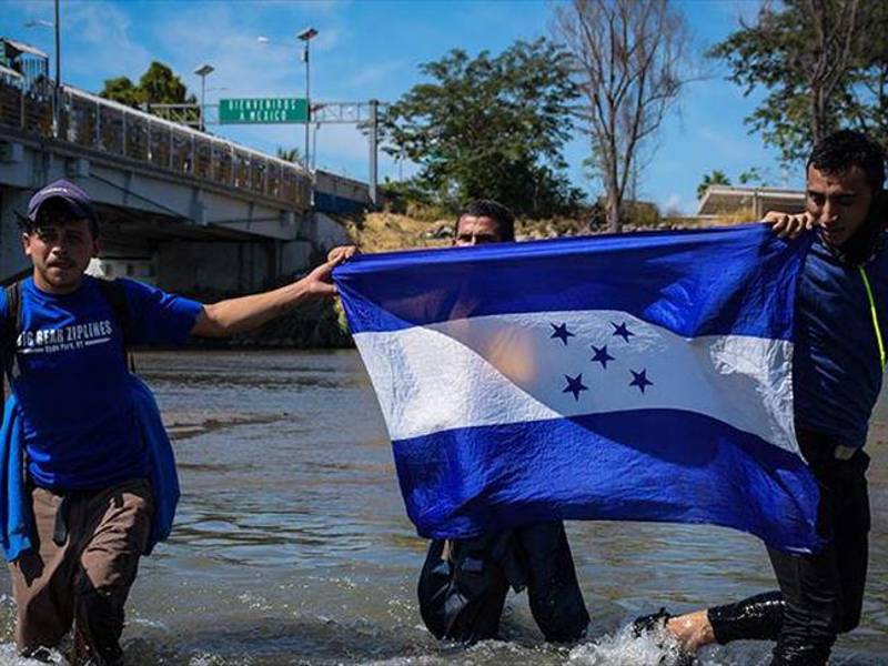 Hondureños en caravana migratoria hacia EEUU.