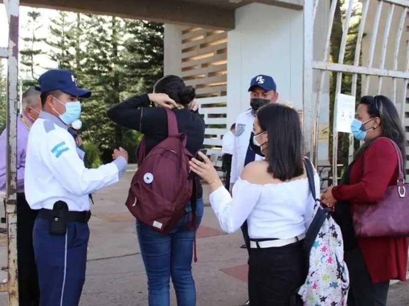 Universitarios ingresando a la Unah en Tegucigalpa.