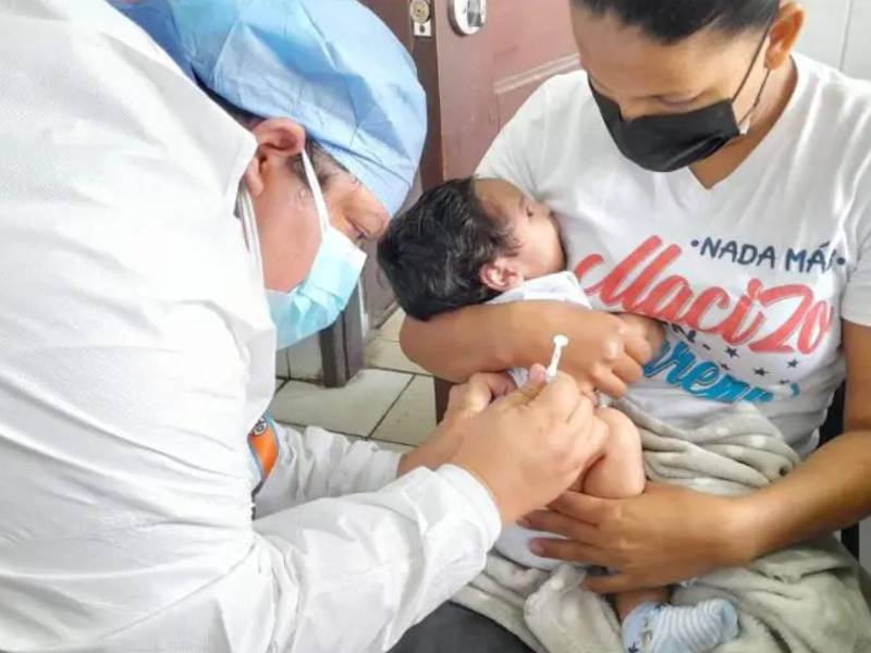 El porcentaje de vacunación en niños y mujeres embarazadas está por debajo del 70%, de acuerdo con la Secretaría de Salud, por eso presentarán moción para que la inmunización sea obligatoria.