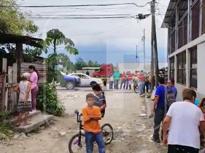 Dos hombres que estaban trabajando en un taller de mecánica fueron acribillados a balazos por varios individuos.