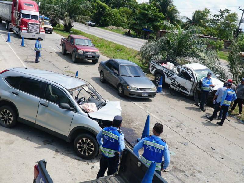 Policías de Tránsito llegaron a levantar el informe del accidente.