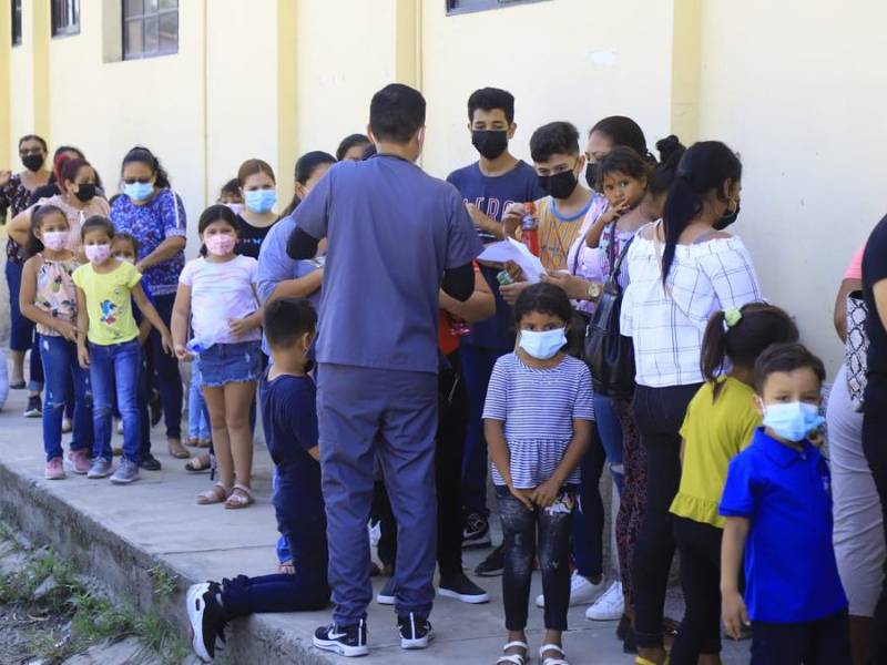 Menores haces fila para que se les aplique la vacuna contra el coronavirus.