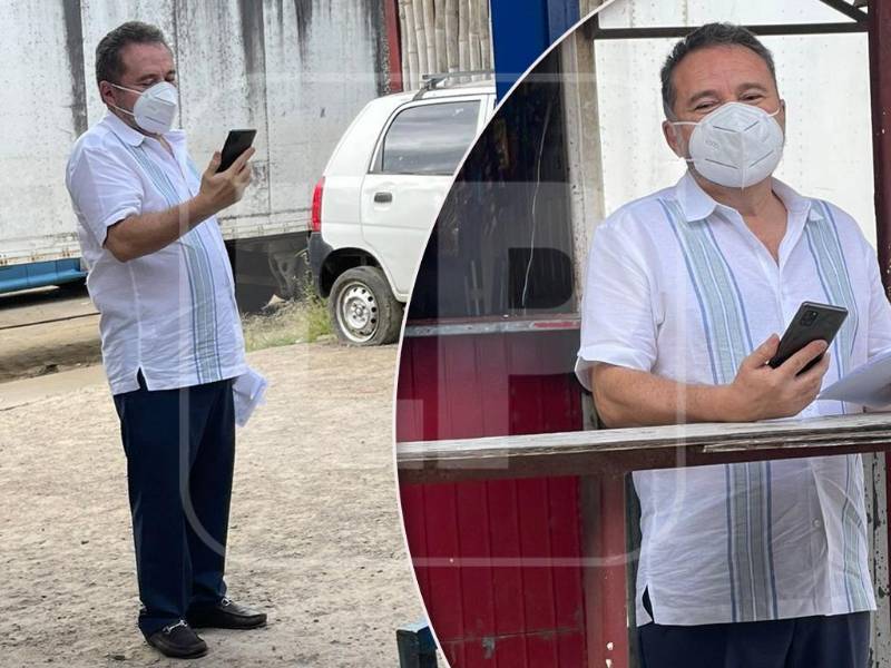 Muy contento y relajado lució Enrique Flores Lanza a su ingreso por la aduana Las Manos.