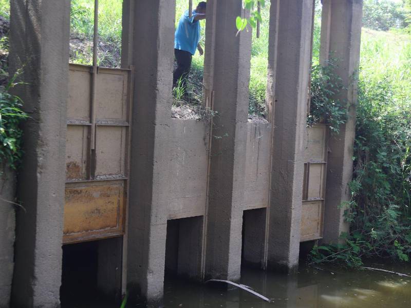 Habitantes de Urraco piden que se reparen las compuertas de un canal de alivio. Cuando el río Ulúa aumenta su caudal, el agua inunda toda la comunidad.
