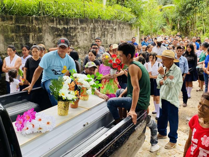 Vecinos de Vivistorio dan último adiós a Mario Tábora, padre de otra de las víctimas que fue sepultada hace dos días. Familiares consuelan a la viuda frente al ataúd de su esposo en la vela.
