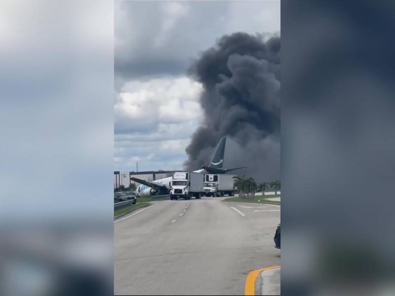 Captura de video tomada de rastreo de redes del accidente de un avión de carga con el logotipo de Amazon que se estrelló al salirse de la pista después de aterrizar este domingo, en el Aeropuerto Internacional de Miami (EE.UU.). EFE/ Rastreo de Redes