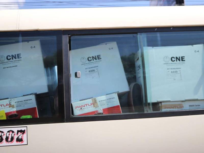 La empresa encargada del traslado de las maletas electorales incumplió el contrato con el CNE, pero este permitió el traslado en buses públicos.
