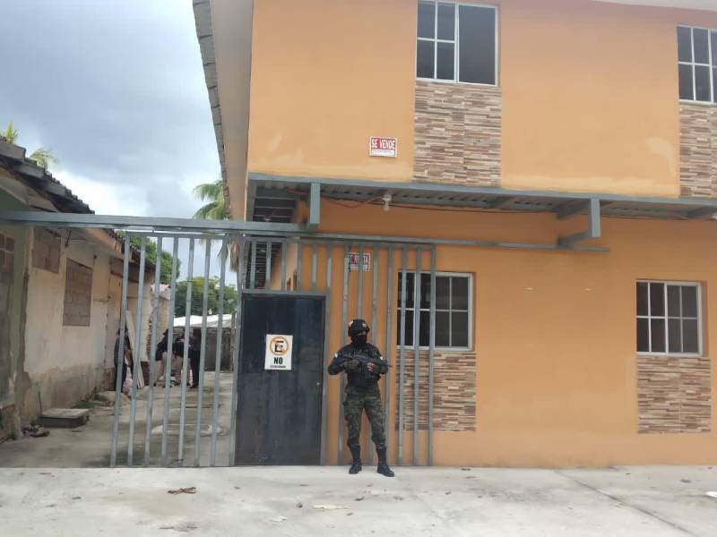 Policía Militar en los fuertes allanamientos en las colonias Río de Piedra, Montefresco y la Moderna de San Pedro Sula.