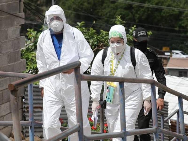 Los médicos, enfermeras y personal técnicos esperan ser nombrados permanentemente.