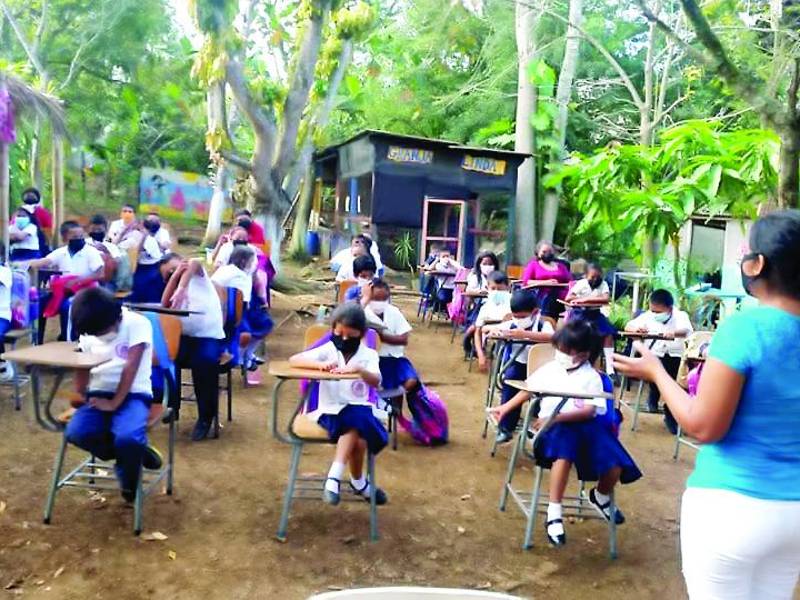Los estudiantes ya tienen pupitres para recibir sus clases.