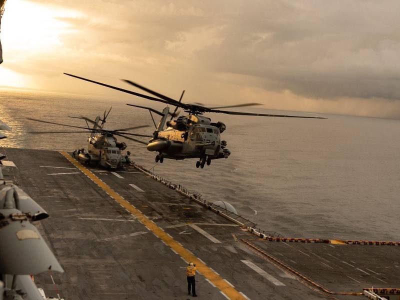 Grupo Anfibio Iwo Jima listo para operaciones atlánticas publicó ayer la Segunda Flota. Cuerpo de Marines de los Estados Unidos MV-22 Ospreys y CH-53 Super Stallions con Marine Medium Tiltrotor Escuadrón 263 (reforzado), 22a Unidad Expedicionaria de Marines (Capaz de Operaciones Especiales), realizan operaciones a bordo del buque de asalto anfibio de clase USS Iwo Jima (LHD 7) en el Océano Atlántico.