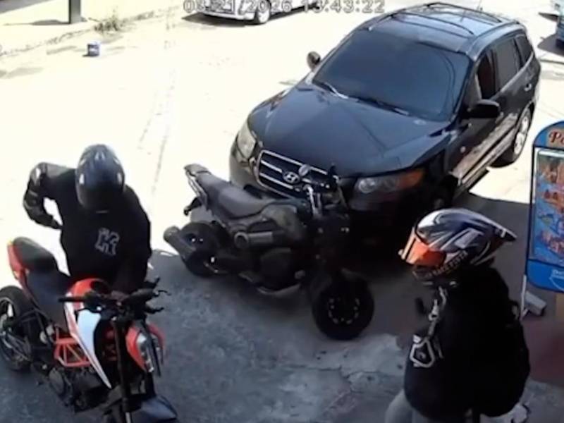 Cámaras de seguridad captaron el momento en que dos hombres despojaron a un joven de su motocicleta en la colonia Quezada, Tegucigalpa.
