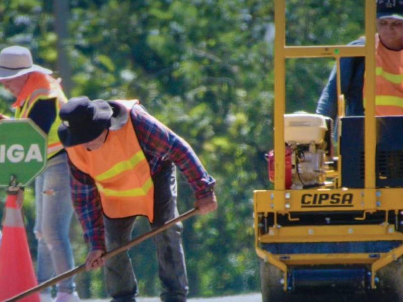 Diferentes puntos del corredor turístico están bajo trabajos de bacheo y mantenimiento para mejorar la red vial de cara al feriado de Semana Santa.