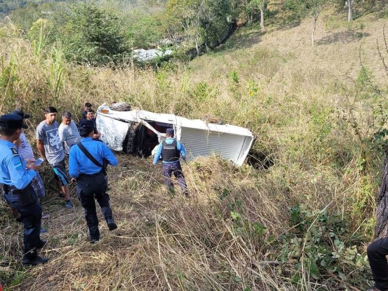 Al menos seis personas murieron y otras diez resultaron lesionadas en un accidente de tráfico registrado este miércoles en el sector de San Nicolás, departamento de Santa Bárbara, región occidental de Honduras.