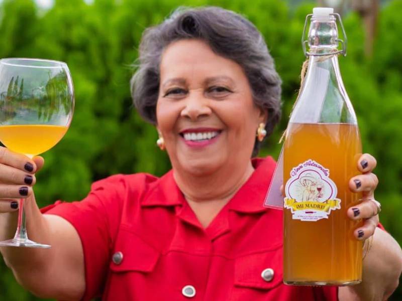 Doña Carmen Valladares muestra uno de los productos que elabora.