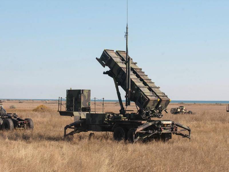 Los misiles Patriots, que están compuestos de un radar, una estación de control, equipos generadores de energía y ocho lanzadores, son el sistema de defensa aérea más avanzado del Ejército de EEUU.