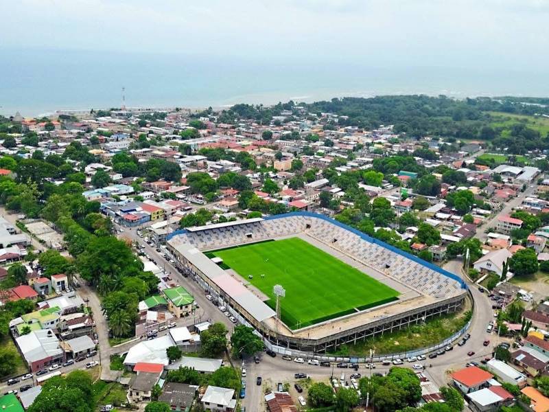 Presidenta Castro supervisa trabajos en el estadio Ceibeño