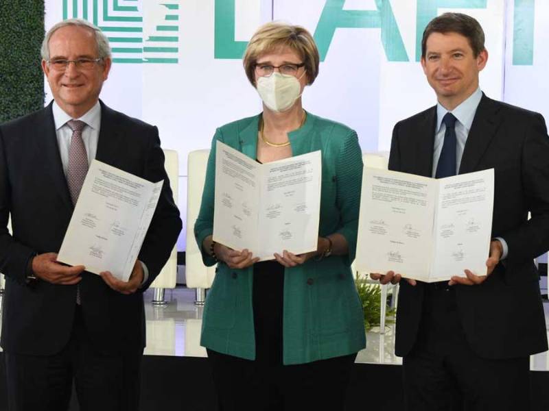 Representante de Banco Lafise, Laura F. Dogu y Scott Nathan.