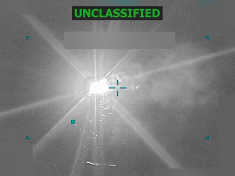 Captura de pantalla de un video publicado en la cuenta oficial de la red social X @SecWar del secretario de Guerra de Estados Unidos, Pete Hegseth, que muestra un ataque contra una embarcación en aguas del mar Caribe.