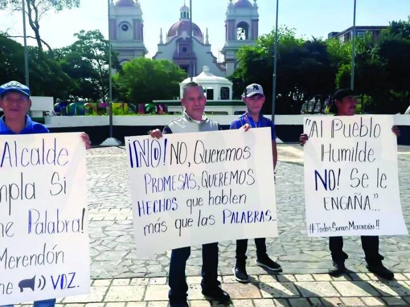 Dirigentes de patronatos se apostaron frente a la municipalidad, ya están cansados de promesas y preocupados por la llegada de las lluvias