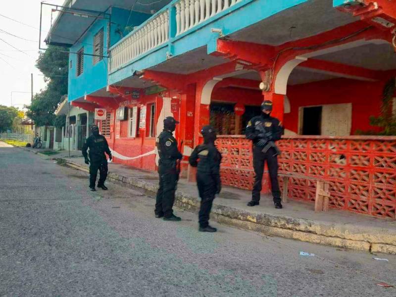 <b><span class=mln_uppercase_mln>operativos.</span></b> En La Ceiba y el resto del litoral atlántico, los agentes de la Dipamco han incrementado las acciones para prevenir la extorsión y asesorar a los dueños de negocios.<span class=mln_uppercase_mln> </span>