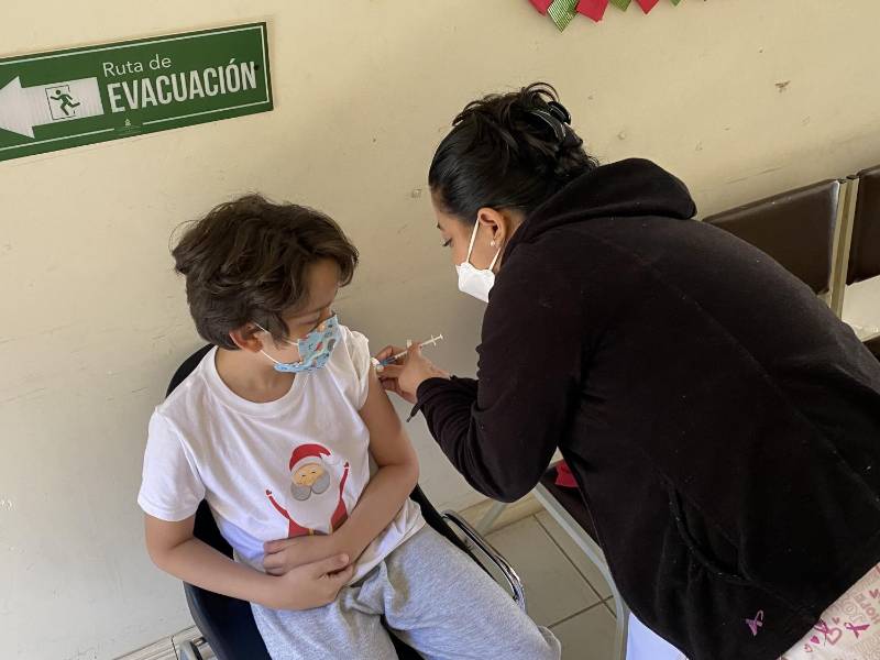 Un menor es vacunado contra el coronavirus.