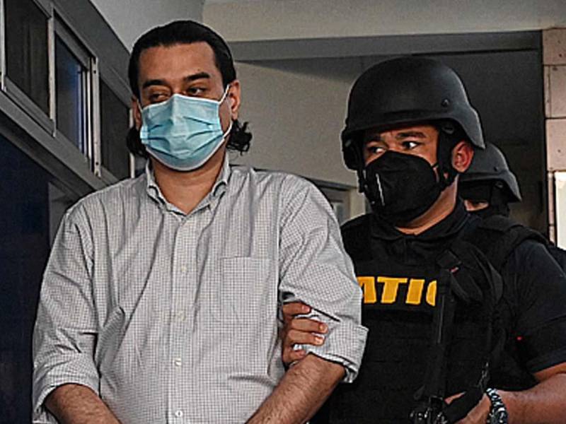 Marco Bográn es custodiado por miembro de la Atic.