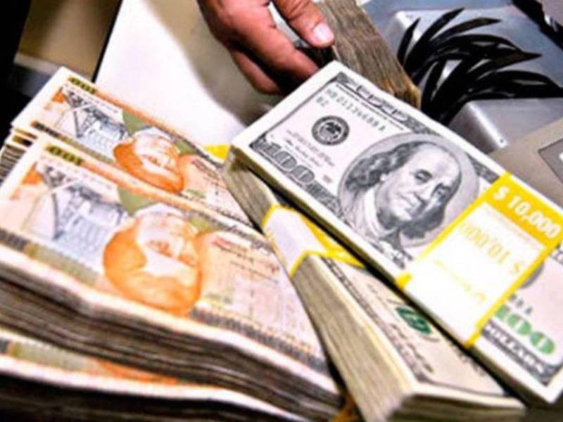 Imagen de archivo que muestra dinero en efectivo. Billetes de 100 lempiras y 100 dólares.