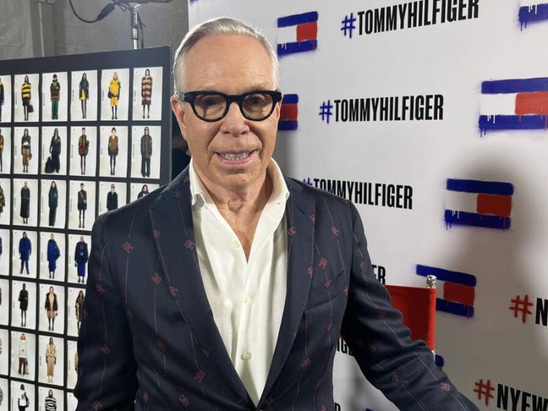 El diseñador Tommy Hilfiger posa previo al desfile de su colección otoño-invierno 2024 en la Semana de la Moda de Nueva York (EE.UU.).