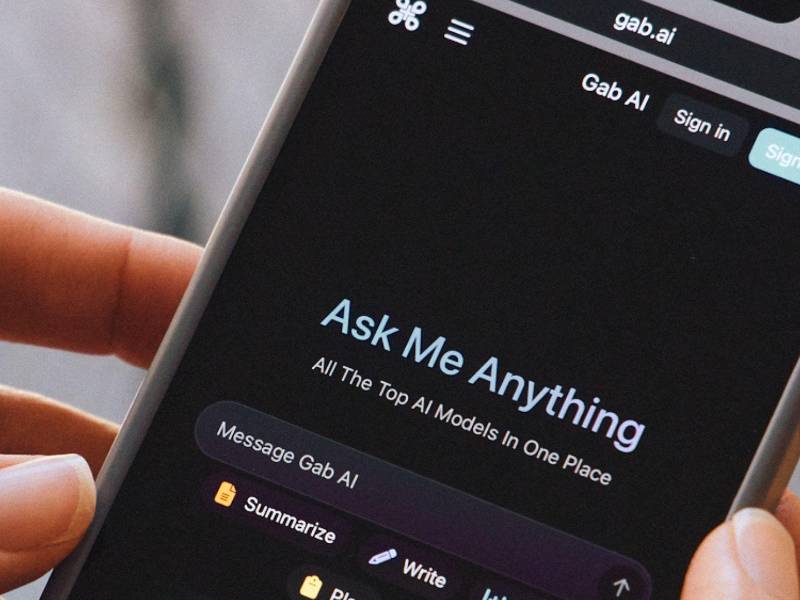 Un usuario consulta con un chatbot creado por la plataforma de redes sociales de extrema derecha Gab, en Berkeley, California, el 29 de octubre de 2025.