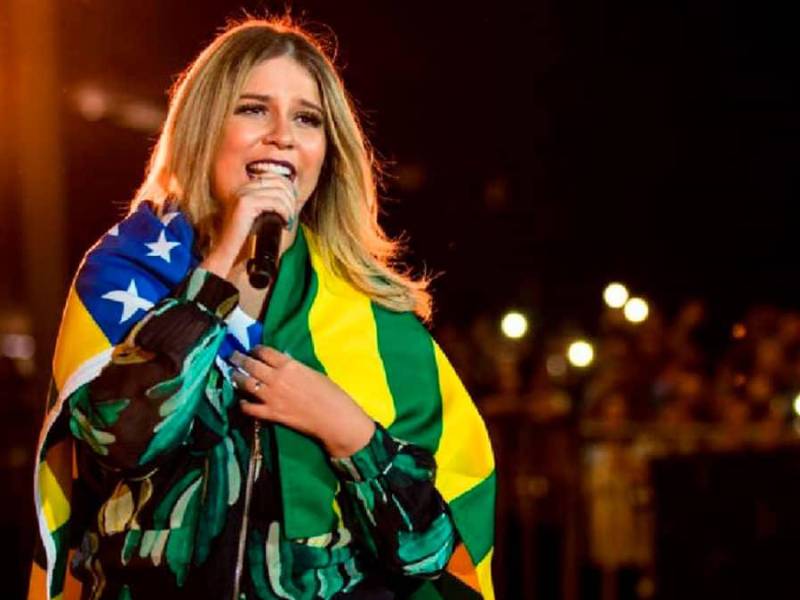 Miles de brasileños inundaron el sábado la ciudad natal de la estrella de la música popular Marília Mendonça para rendirle un emotivo homenaje, un día después de que muriera en un accidente aéreo a los 26 años.