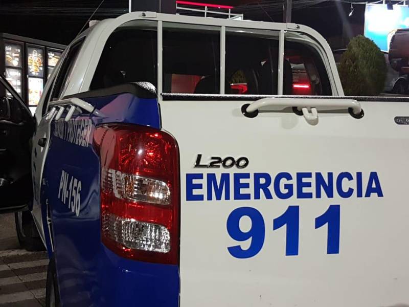 Miembros de la Policía socorrieron a las víctimas.