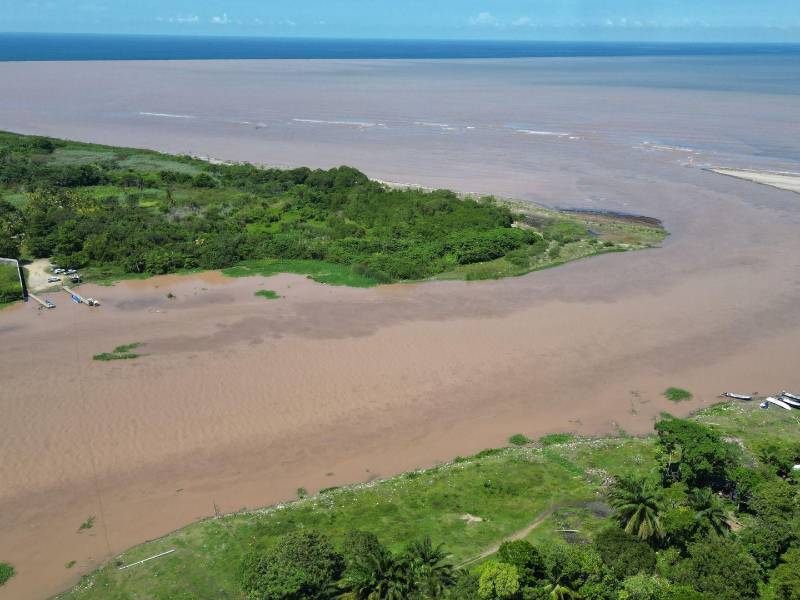 Al desembocar en el mar Caribe, el río Chamelecón fluye hacia el oeste, es decir, hacia las playas en las comunidades de Travesía, Bajamar y El Faro, entre otras cercanas. Estas son las playas más amplias y bellas de Puerto Cortés y se localizan al norte de la península, pero por su cercanía al río, reciben la mayor carga de basura que baja con el afluente.