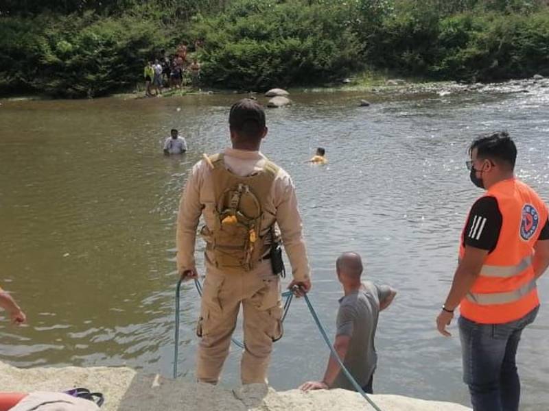 Rescatistas durante la búsqueda de una joven que se ahogó.