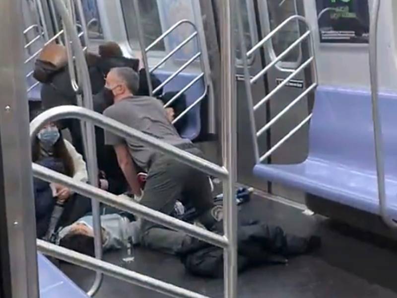 Una de las víctimas del tiroteo en el metro de Nueva York presentó una demanda contra el fabricante de armas.
