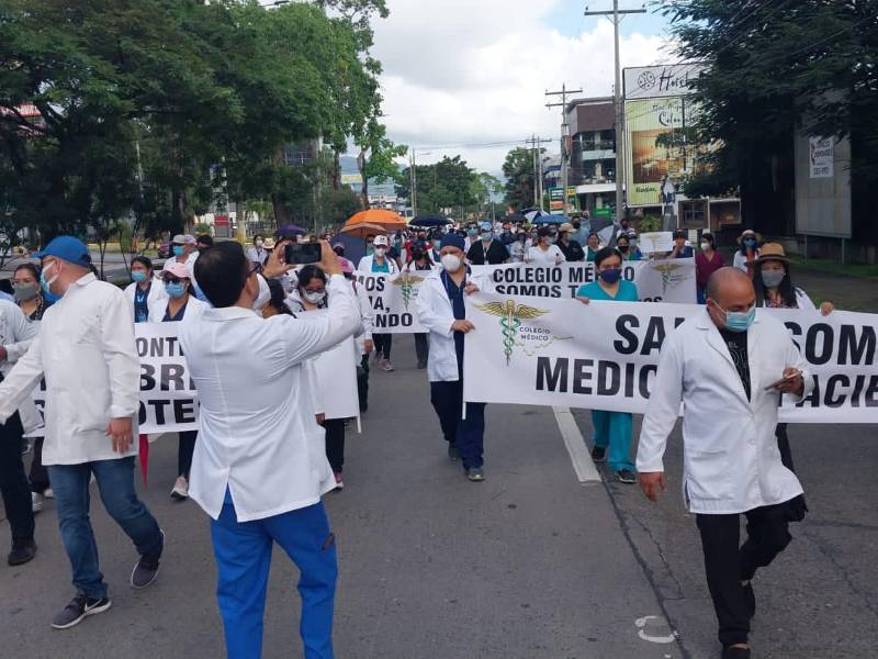 Médicos hondureños marchan en San Pedro Sula este 12 de diciembre de 2022.