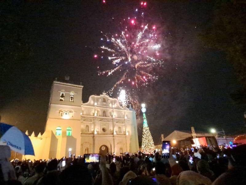 Fuegos artificiales iluminan el cielo sobre la catedral de Comayagua durante la despedida de 2025 y la llegada del Año Nuevo. Fotografías de Alex Pérez.