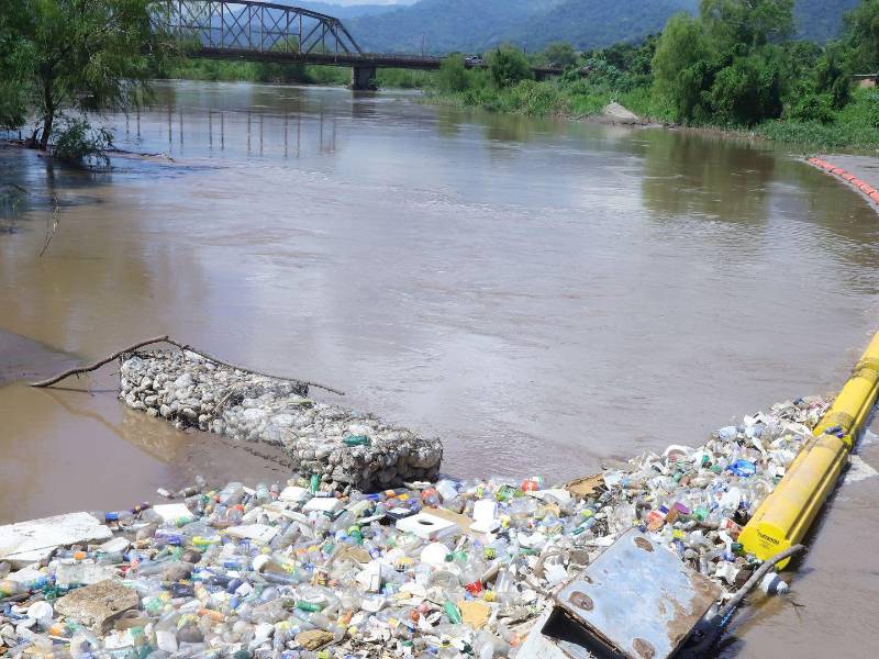 Durante cuatro meses, The Ocean Cleanup investigará qué tipo y cuánta basura arrastra el río Chamelecón hondureño para decidir si instala una barda de mayores capacidades o se descarta el proyecto. Esta organización tiene operativas dos biobardas en Guatemala para retener la contaminación del río Motagua.