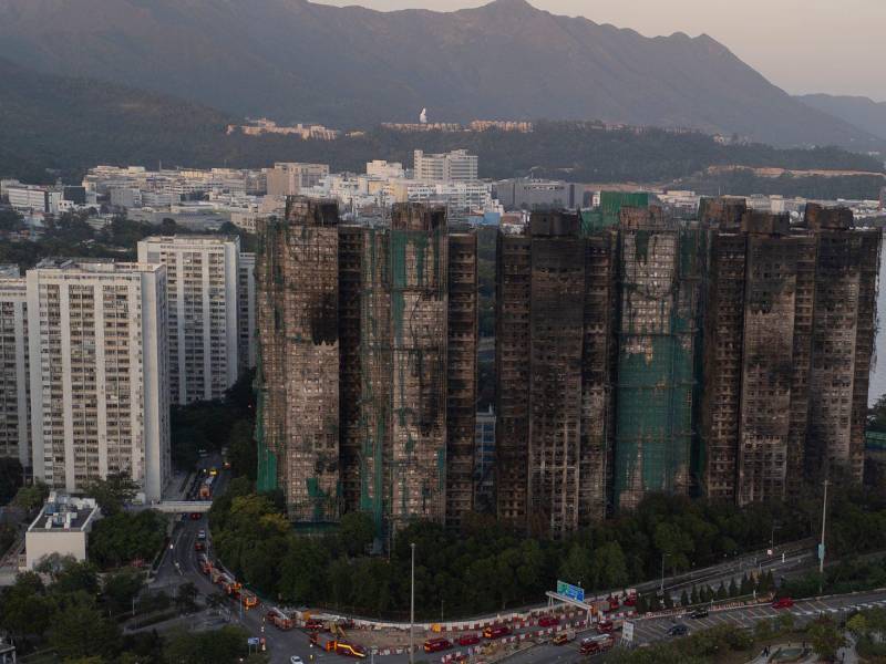 Edificios en Wang Fuk Court de Hong Kong tras incendio que mató a 159 de los más de 4 mil 900 residentes.