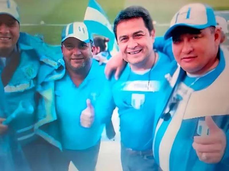 El medio argentino, Infobae, ha publicado este sábado un nuevo reportaje en el que detalla un viaje que el expresidente hondureño, Juan Orlando Hernández, realizó al Mundial Sudáfrica 2010 junto a capos de la droga cuando recién asumió la titularidad del Congreso Nacional ese mismo año. <b>TEXTO: INFOBAE. </b>