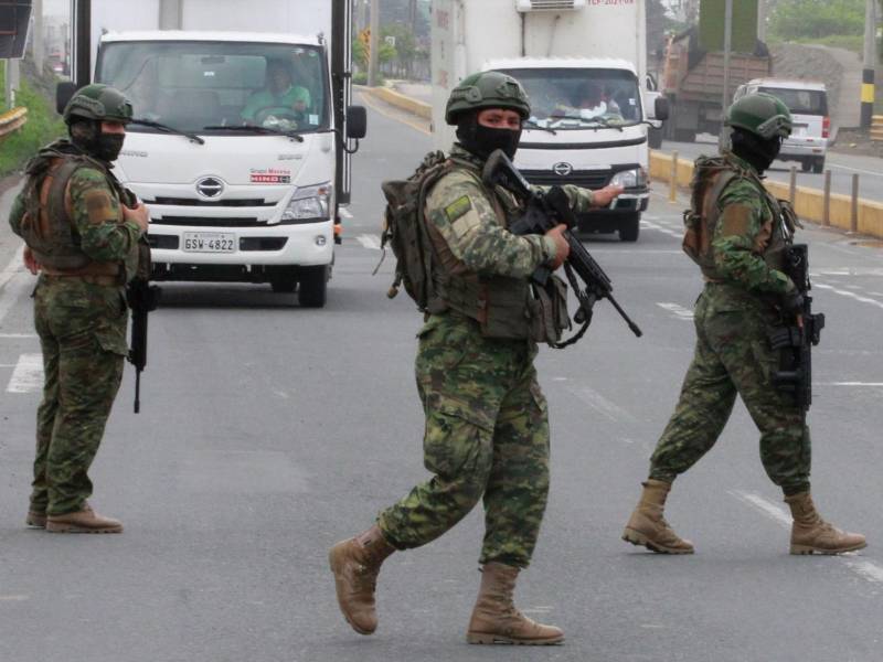 Imagen de archivo de militares ecuatorianos patrullando. <i>EFE/ CARLOS DURÁN ARAÚJO</i>