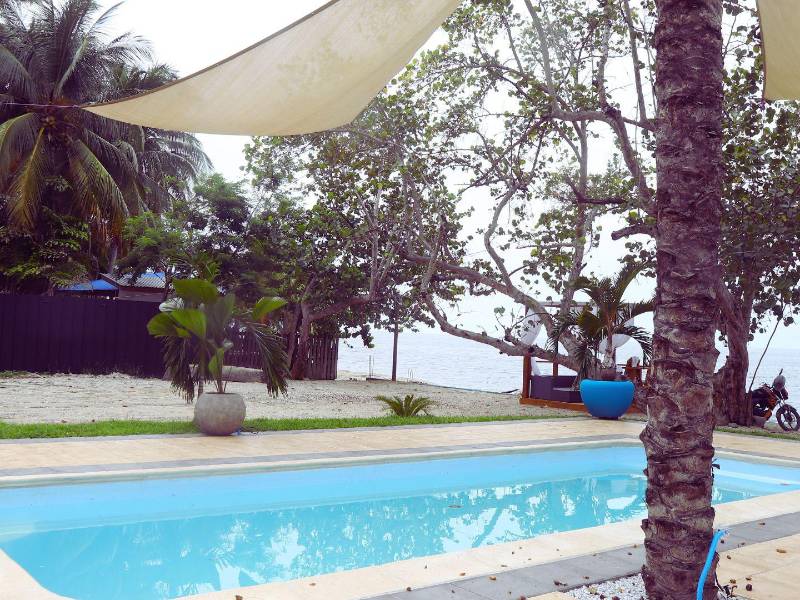 Cabañas con piscinas, la nueva tendencia a la orilla del mar en Omoa.