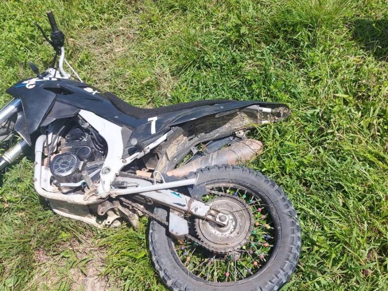 Motocicleta en la que se conducían los dos jóvenes.