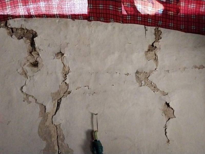 Las casas con paredes rajadas abundan en el norte de Comayagua. Las réplicas del sismo del pasado jueves 12 de octubre son el tema de conversación común ya que la tierra no ha parado de moverse.