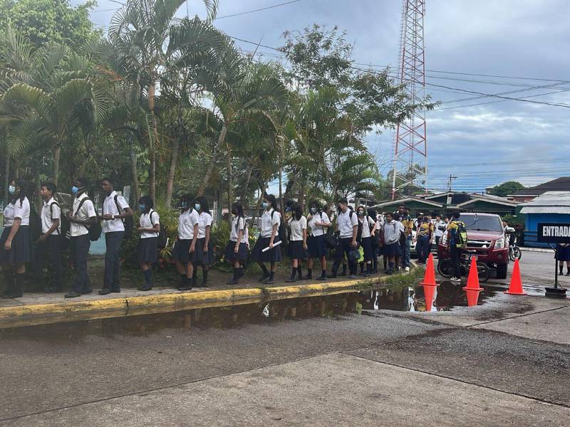 Los estudiantes en Atlántida retornaron a sus colegios utilizando la mascarilla para protegerse del covid.
