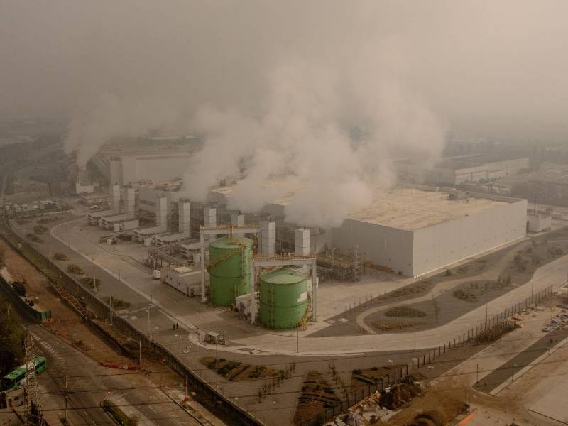 Vapor de agua se eleva de torres de refrigeración en el centro de datos de Google en Santiago de Chile.