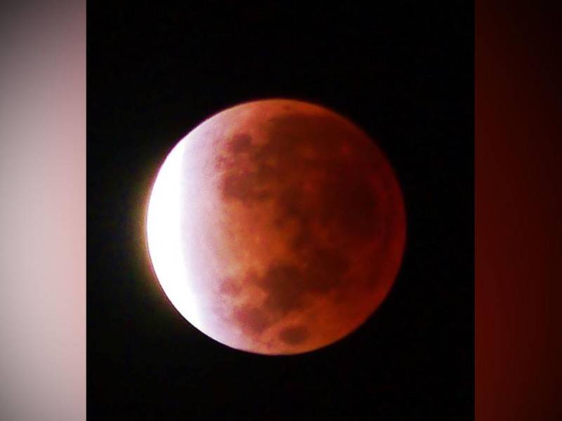El eclipse lunar parcial más largo en casi 600 años tuvo lugar en la madrugada de este viernes 19 de noviembre y se vio en casi toda América Latina y Norteamérica. El espectáculo natural fascinó a los amantes de este tipo de eventos.