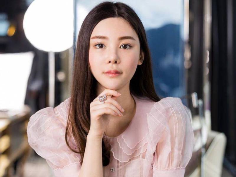 La policía de Hong Kong detuvo a cuatro personas por el asesinato y descuartizamiento de una modelo de 28 años tras una disputa financiera con la familia de su exesposo, informaron el sábado las autoridades.