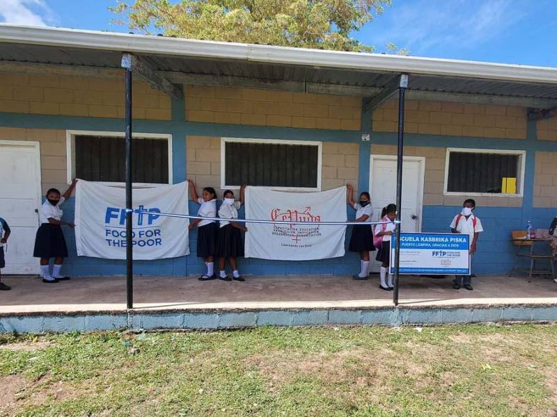 Foto de la inauguración de la escuela Kasbrika Piska en Puerto Lempira. Foto tomada de @NMoskitiahn