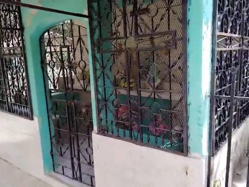 Al caer la noche, el cementerio de San Nicolás adquiere otro aspecto.